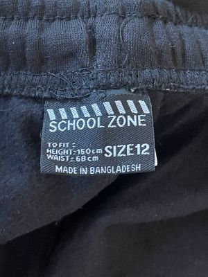 Дамско спортно долнище с джобове и връзки SCHOOL ZONE M